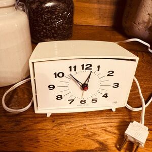 VTG Lux Classic White Retro Clock for parts, decor or diy upcycle project